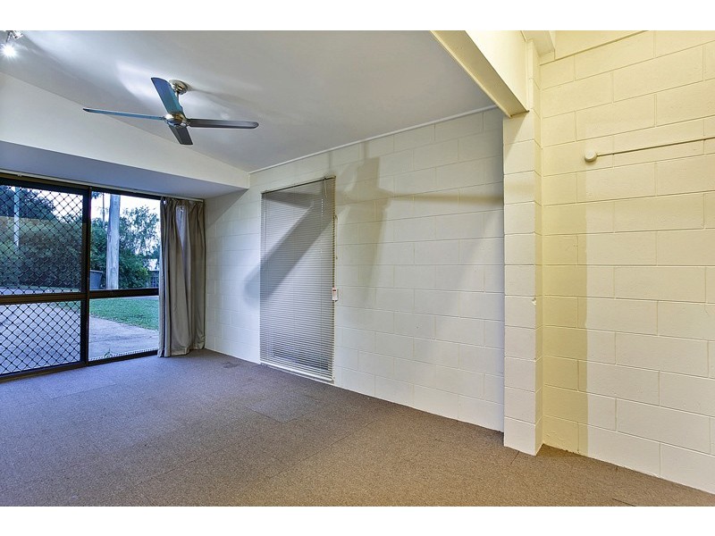 7 Brett Street, Mooroobool QLD 4870