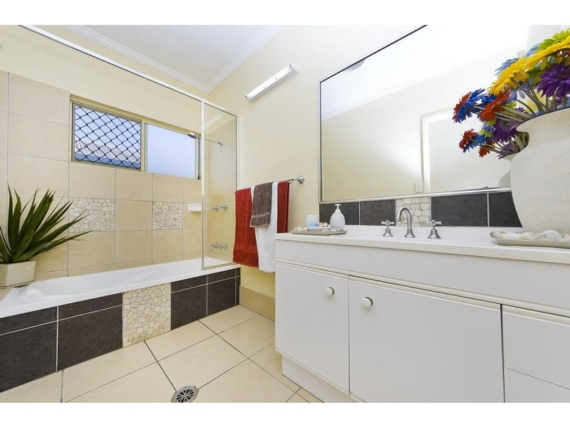 1 Picnic Street, White Rock QLD 4868