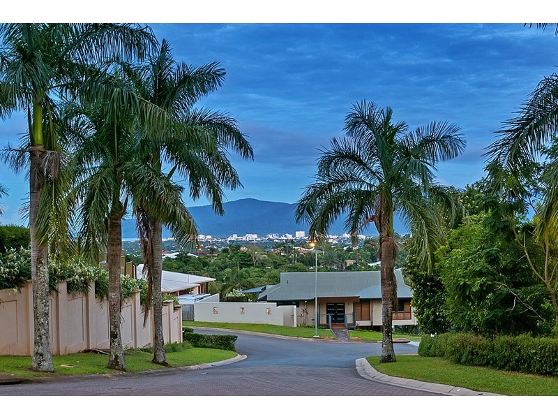 4A Leoni Close, Mooroobool QLD 4870