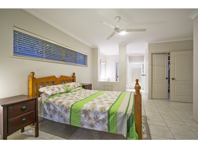 4A Leoni Close, Mooroobool QLD 4870