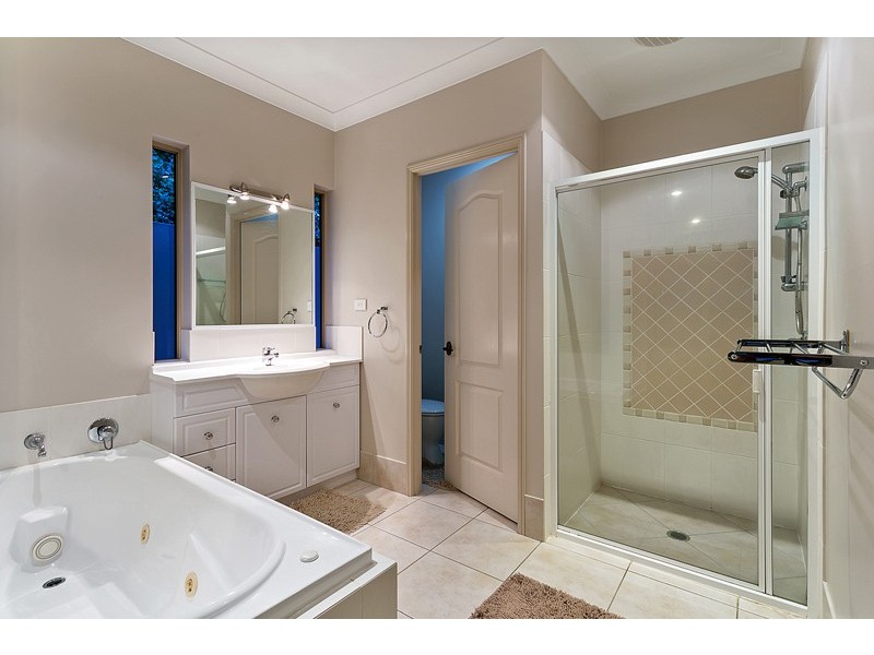 4A Leoni Close, Mooroobool QLD 4870