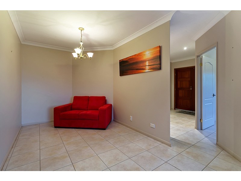 4A Leoni Close, Mooroobool QLD 4870