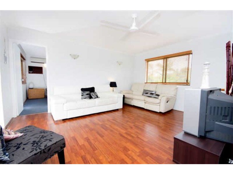 18 Pepperina Street, Mooroobool QLD 4870