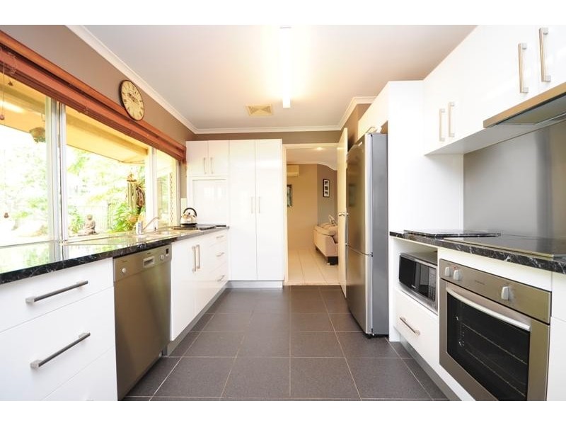 27 Strathmore Court, Mooroobool QLD 4870