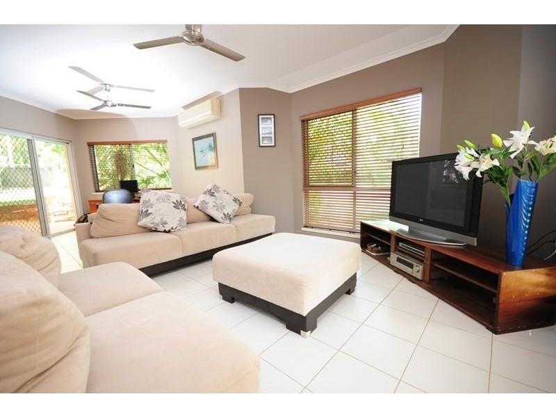 27 Strathmore Court, Mooroobool QLD 4870