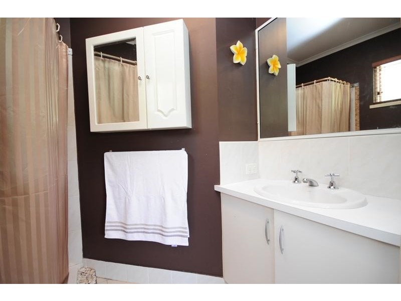27 Strathmore Court, Mooroobool QLD 4870