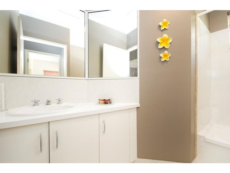 27 Strathmore Court, Mooroobool QLD 4870