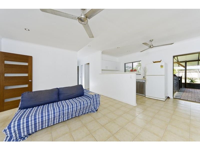 6 Lobelia Court, Mooroobool QLD 4870