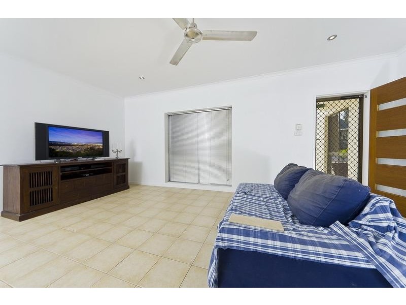 6 Lobelia Court, Mooroobool QLD 4870