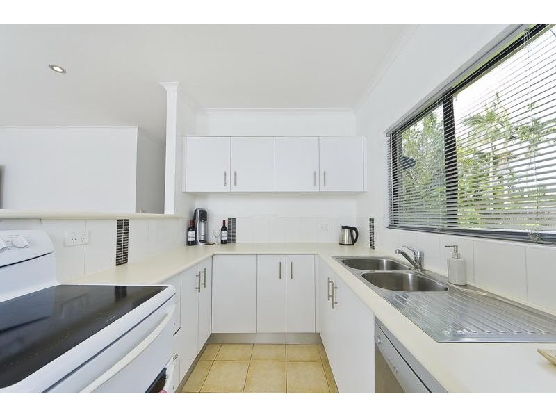 6 Lobelia Court, Mooroobool QLD 4870