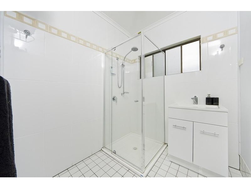 6 Lobelia Court, Mooroobool QLD 4870