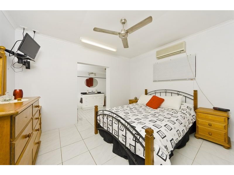 6 Lobelia Court, Mooroobool QLD 4870