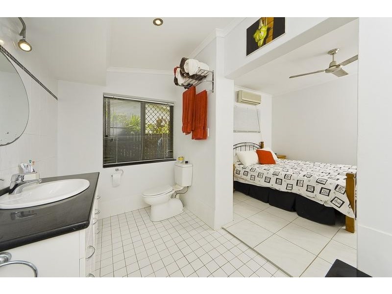 6 Lobelia Court, Mooroobool QLD 4870