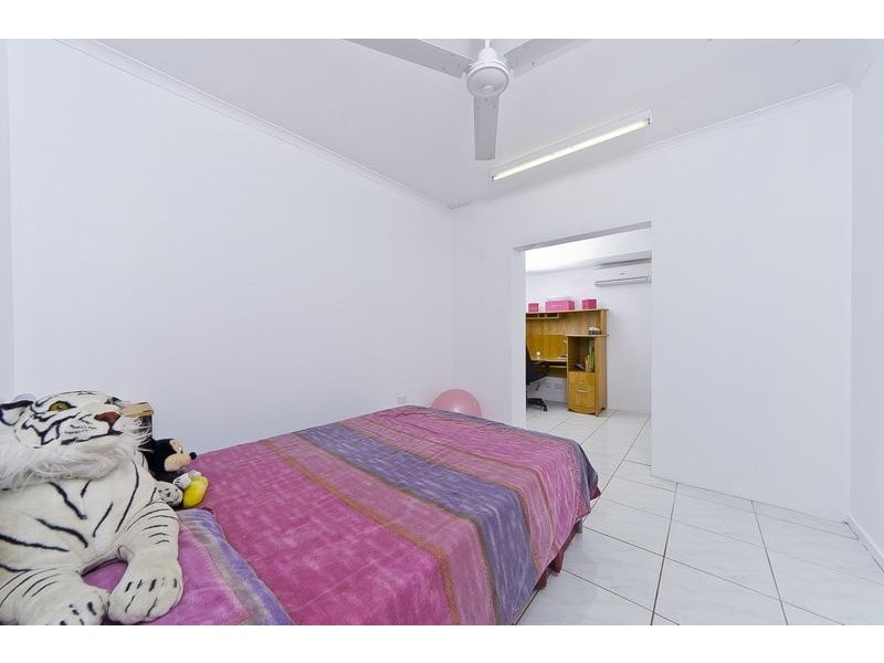 6 Lobelia Court, Mooroobool QLD 4870