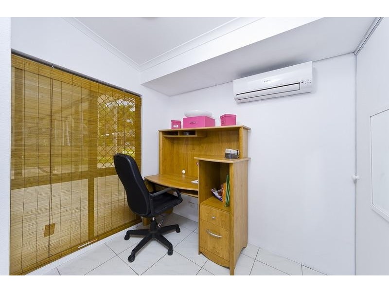 6 Lobelia Court, Mooroobool QLD 4870