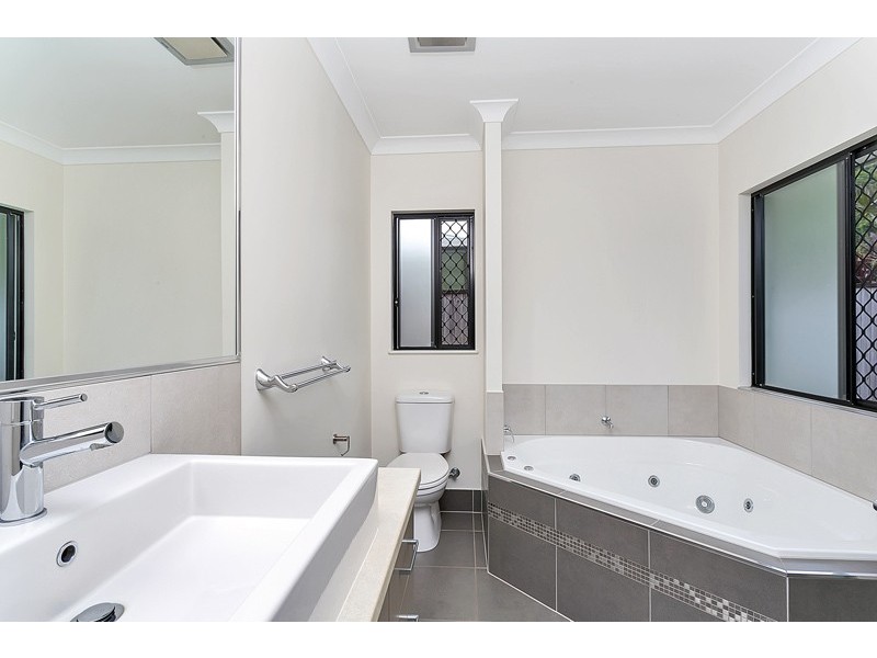 9 Kippin Close, Redlynch QLD 4870