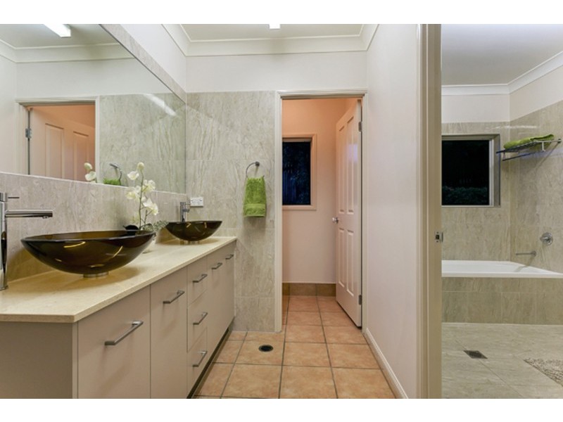 3 Olfersia Court, Mooroobool QLD 4870