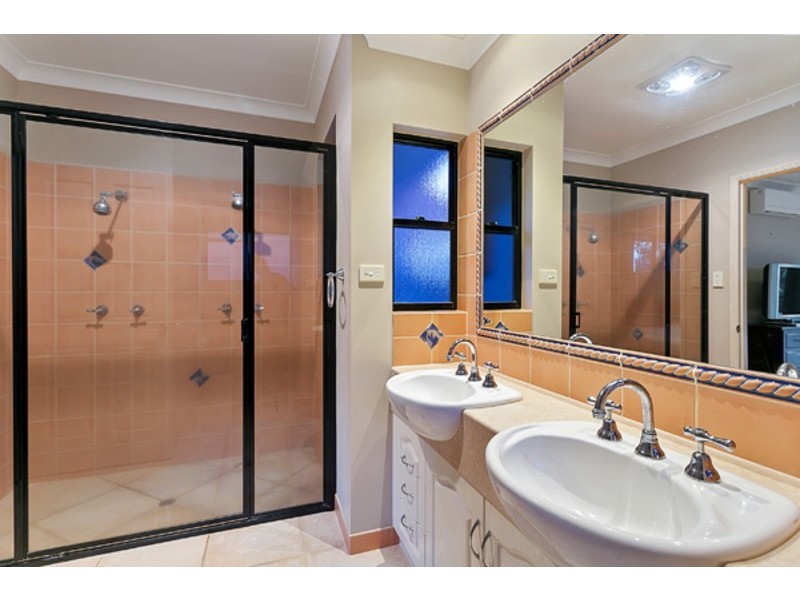 8 Robin Close, Bayview Heights QLD 4868