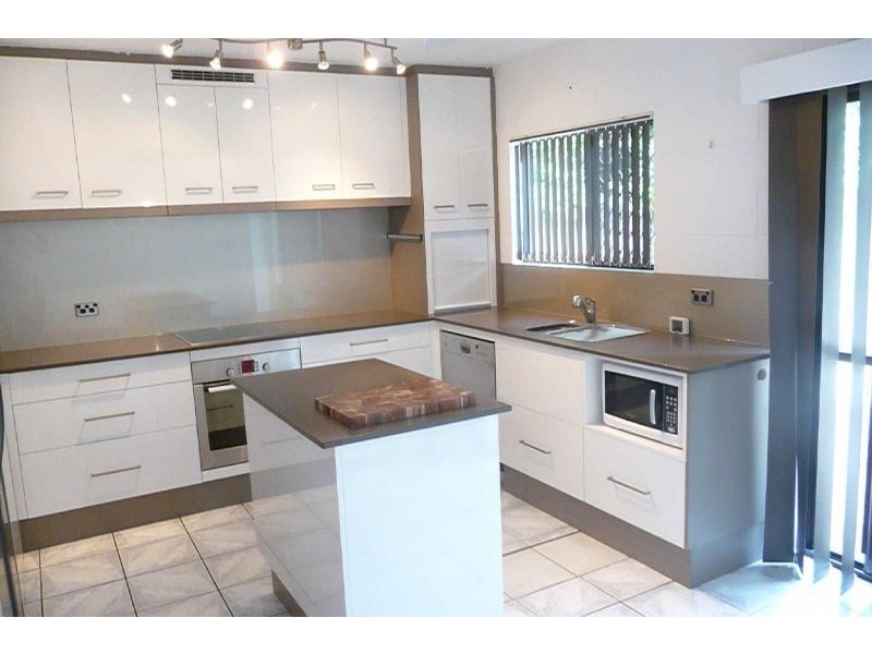 2/323 McLeod Street, Cairns North QLD 4870