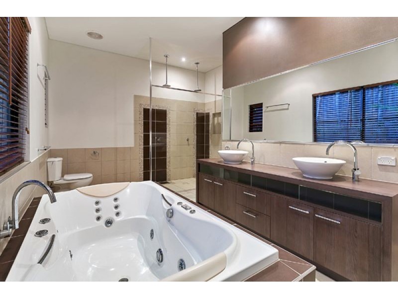 13 Willie Ming Close, Redlynch QLD 4870