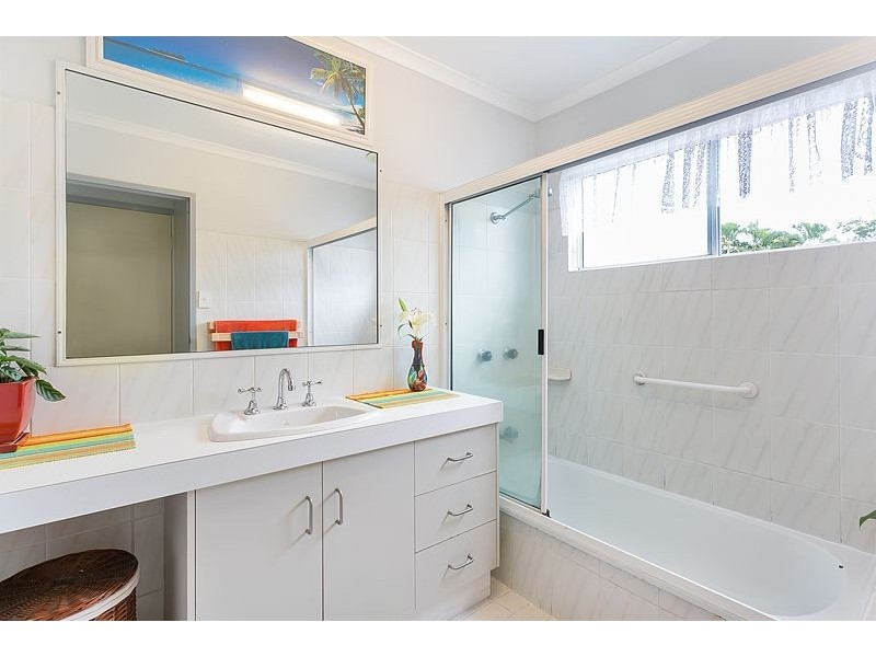 17 Hermes Close, Mooroobool QLD 4870