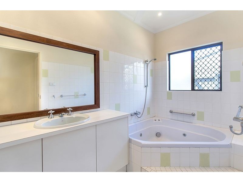 6 Scarborough Close, Kewarra Beach QLD 4879