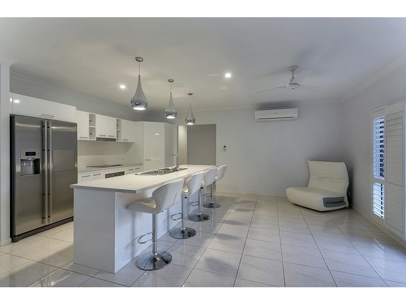 86 Hayward Street, Mooroobool QLD 4870