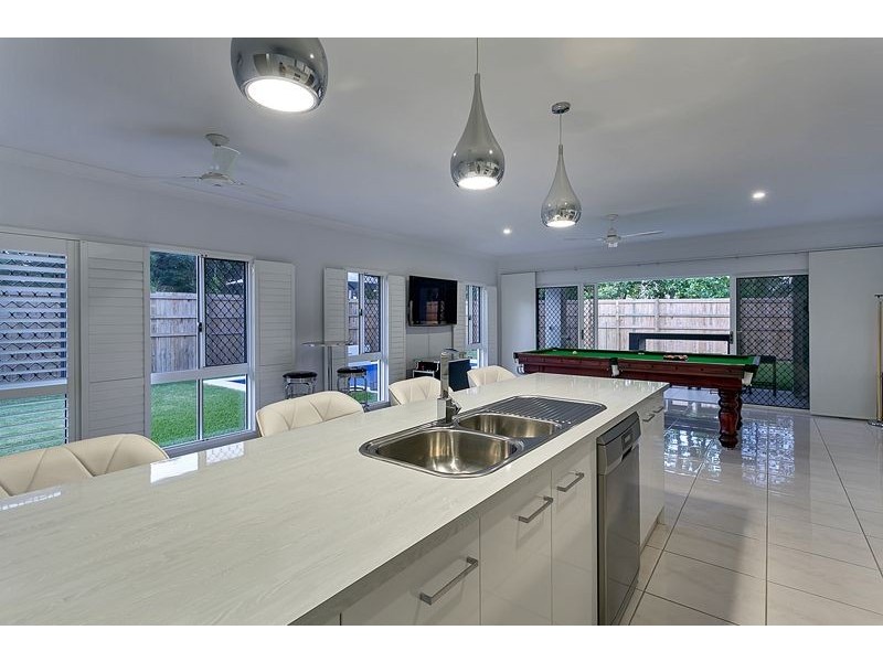 86 Hayward Street, Mooroobool QLD 4870