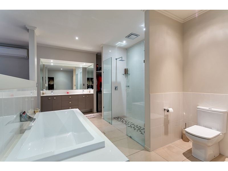 26-28 Brady Close, Brinsmead QLD 4870