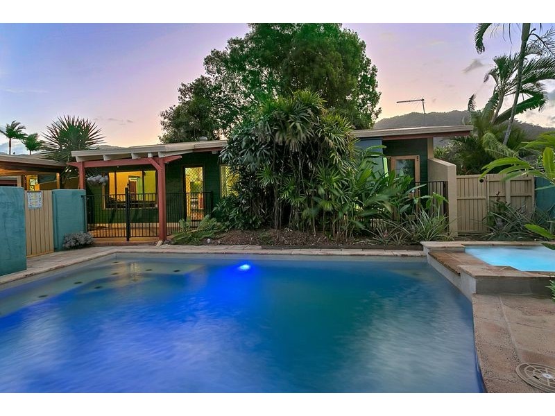 27 Pepperina St, Mooroobool QLD 4870