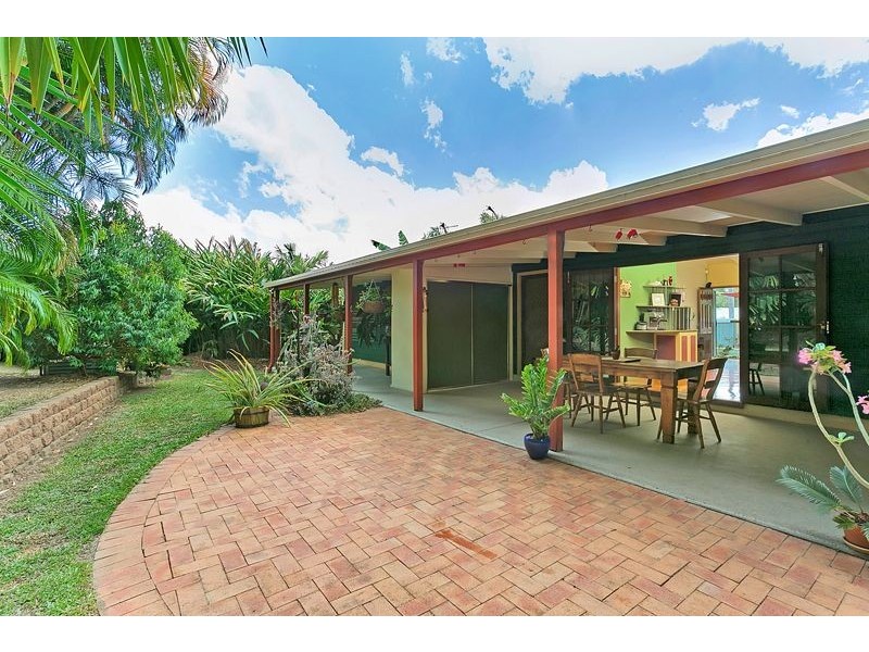 27 Pepperina St, Mooroobool QLD 4870