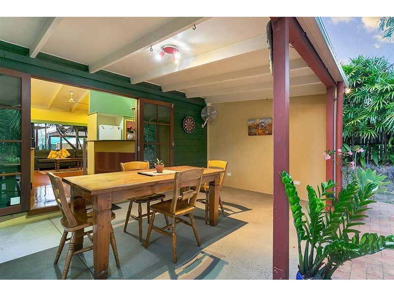 27 Pepperina St, Mooroobool QLD 4870