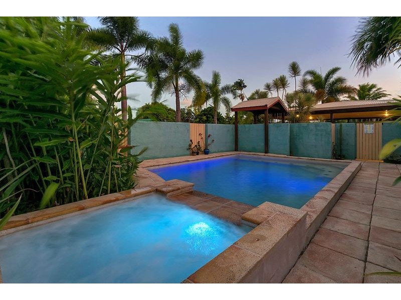 27 Pepperina St, Mooroobool QLD 4870