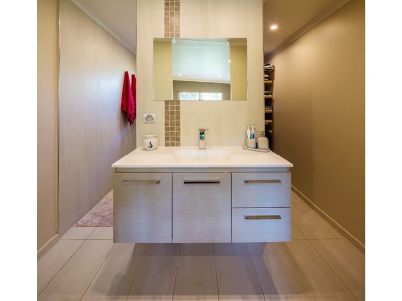 5 Kirraly Close, Mooroobool QLD 4870