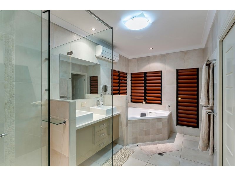 135 McFarlane Drive, Kanimbla QLD 4870