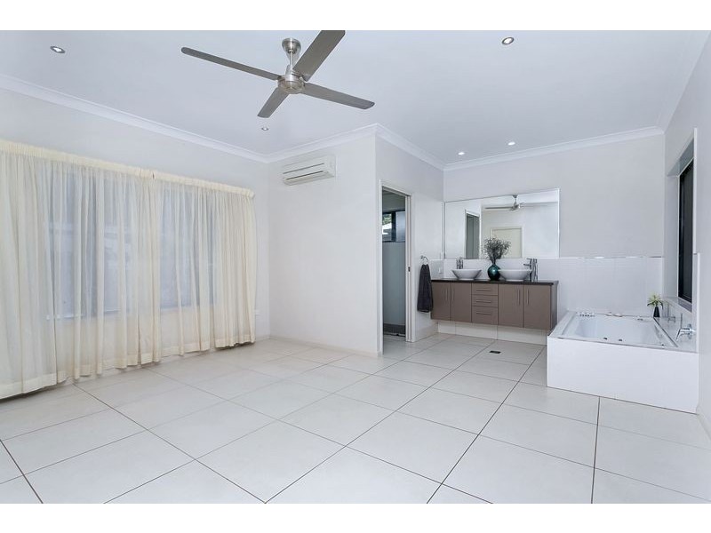 14 Kippin Close, Redlynch QLD 4870