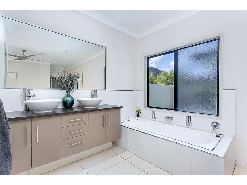 14 Kippin Close, Redlynch QLD 4870