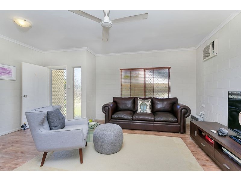 1&2/9 Brooks Street, Whitfield QLD 4870