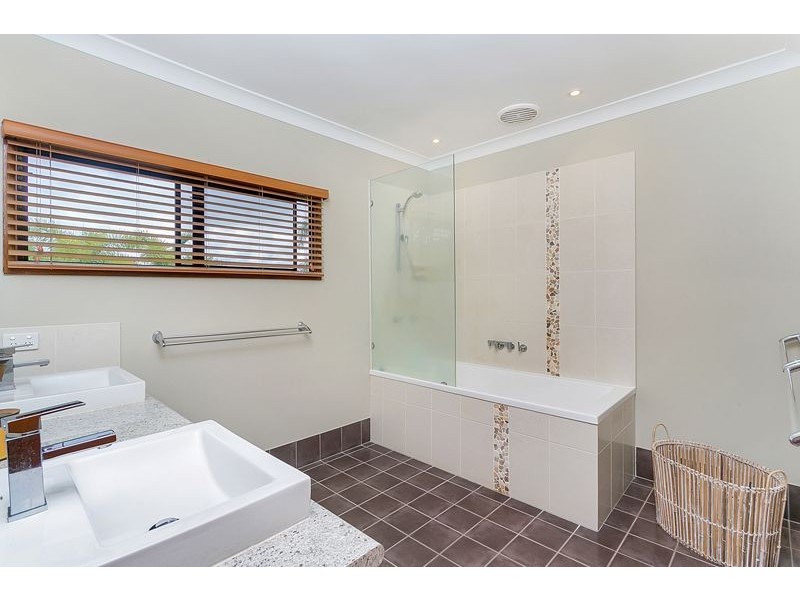 25 Hadrian Ave, Mooroobool QLD 4870
