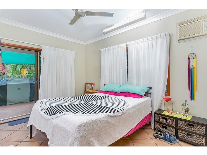 25 Hadrian Ave, Mooroobool QLD 4870
