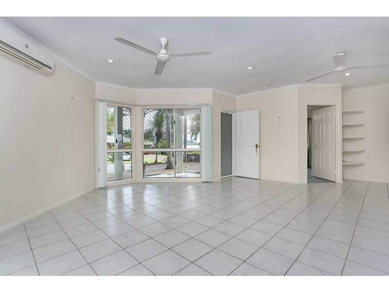 9 Summer Hill Drive, Mooroobool QLD 4870