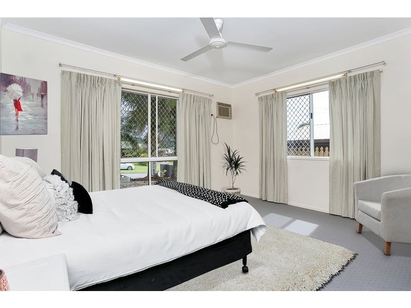 9 Summer Hill Drive, Mooroobool QLD 4870