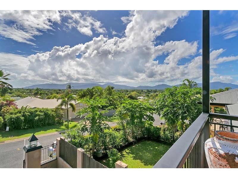 17 Barcoo Close, Bentley Park QLD 4869