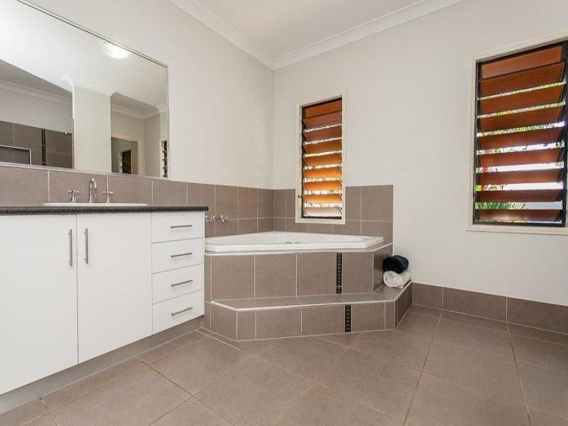 4 Springbrook Avenue, Redlynch QLD 4870