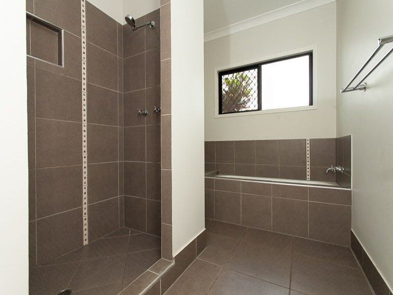 4 Springbrook Avenue, Redlynch QLD 4870