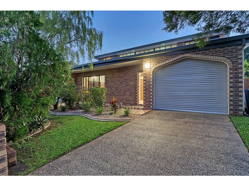 27 Hadrian Avenue, Mooroobool QLD 4870