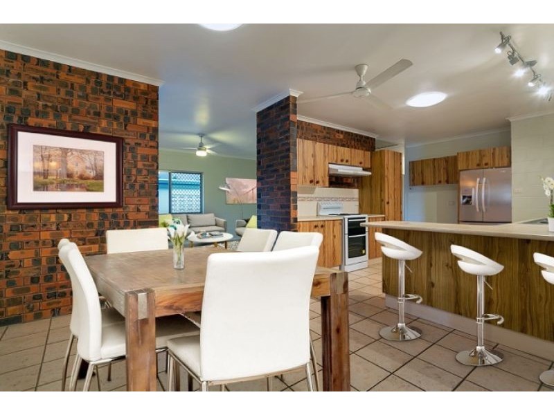 7 Holly Street, Mooroobool QLD 4870