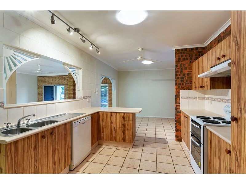 7 Holly Street, Mooroobool QLD 4870