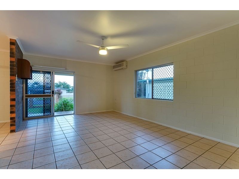 7 Holly Street, Mooroobool QLD 4870