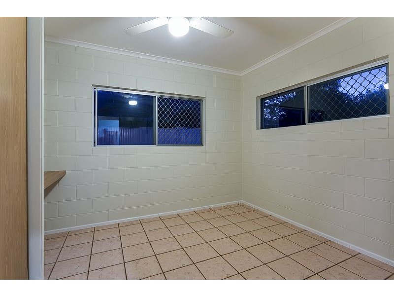 7 Holly Street, Mooroobool QLD 4870
